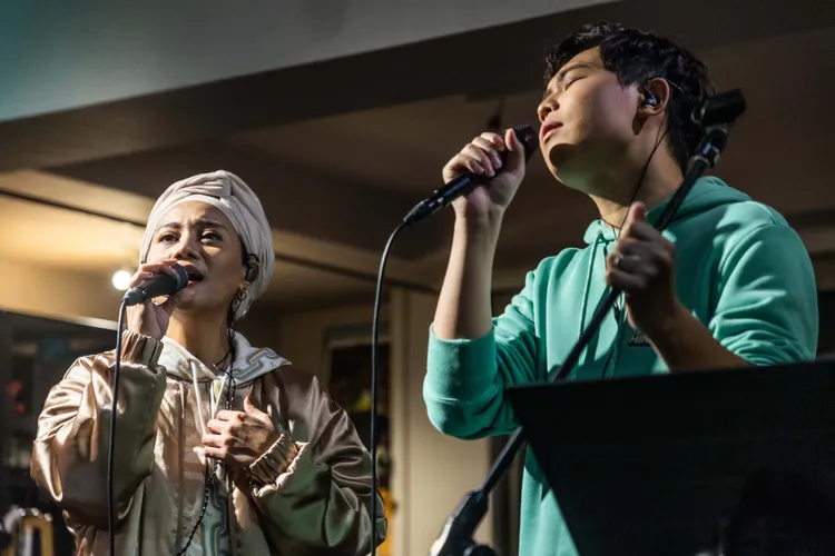 阿爆（左）感動雞丁花2個月時間苦練排灣族語歌詞至熟背。臺北市政府觀傳局提供