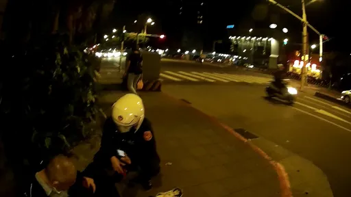 身體不適癱坐路旁 北市男稱忘記服藥!警護送返家休息