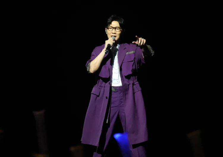 品冠向滿場的歌迷問好。陳明中攝