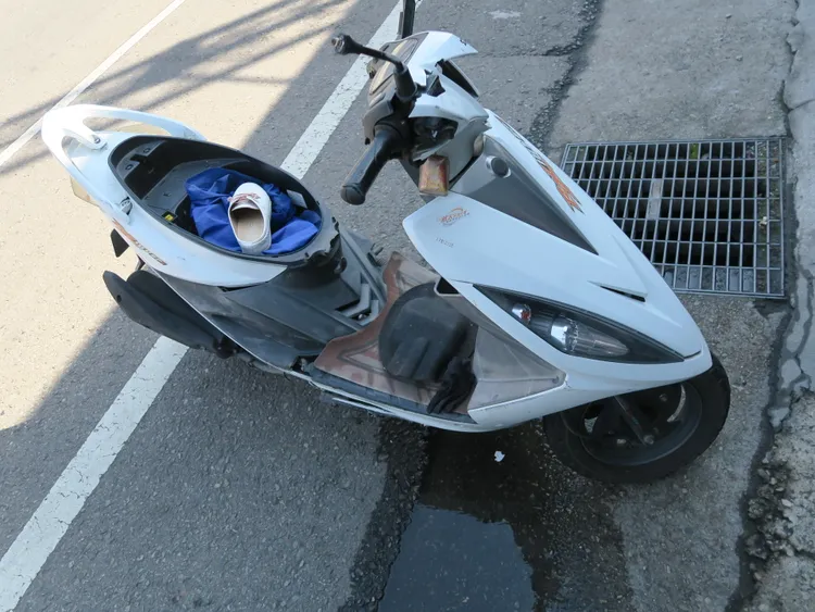 女騎士機車還遺留現場，外觀看不出曾遭逢大難。讀者提供