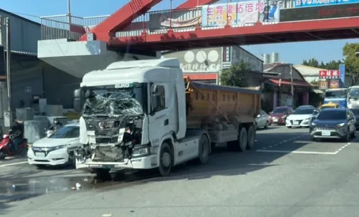 台中驚悚車禍！工程車煞不住撞機車　女騎士遭推擠50米奇蹟生存