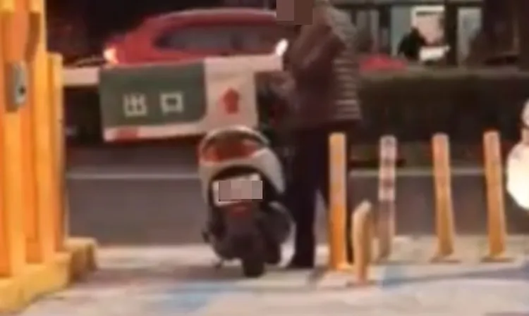 男子最後下車步行繞過柵欄，再把機車牽離停車場。翻攝自社會事新聞影音