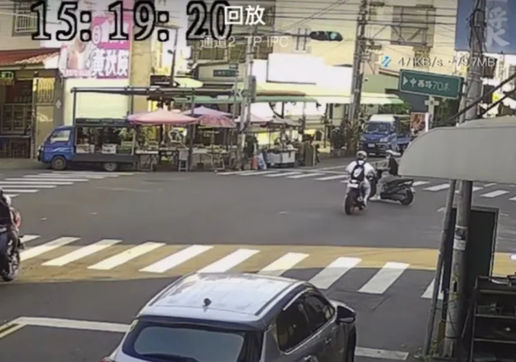 陳姓男子騎車綠燈直行，在路口遇到闖紅燈的郭姓騎士，雙方隨即發生碰撞。翻攝燕巢人大小事~