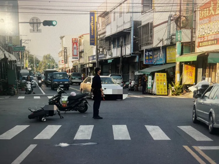 警方獲報後派人在車禍現場測繪及疏導交通。讀者提供