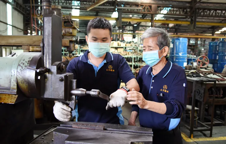 永芳鐵鍊推動青銀世代傳承制，以原薪資聘回已退休的高齡員工擔任技術指導。王志弘攝