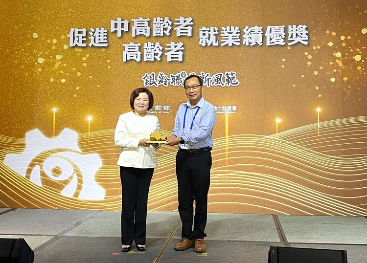 永芳鐵鍊獲頒勞動部促進中高齡者及高齡者就業績優獎。勞動部提供