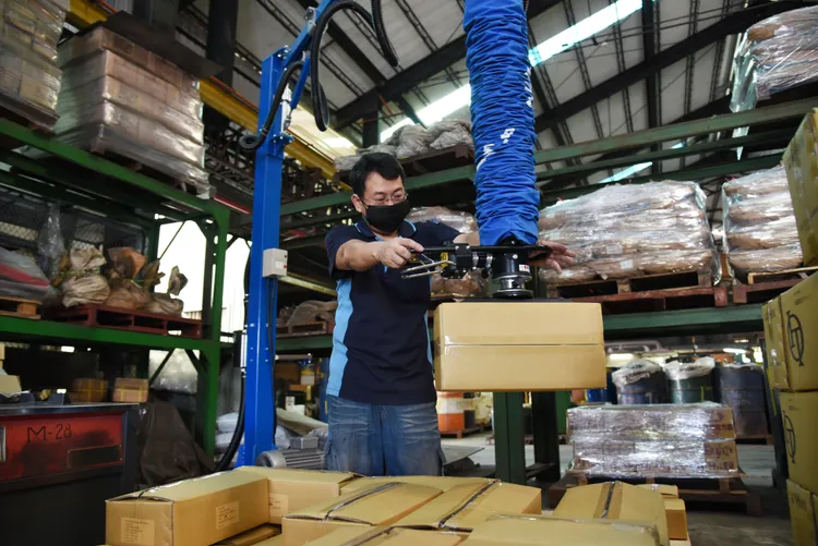 永芳鐵鍊導入職務再設計，添購省力裝置，積極改善工作環境。王志弘攝