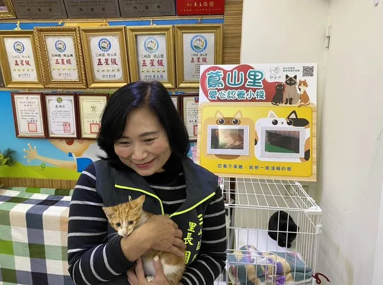 鳶山里里長周文美也喜歡毛寶貝。動保處提供