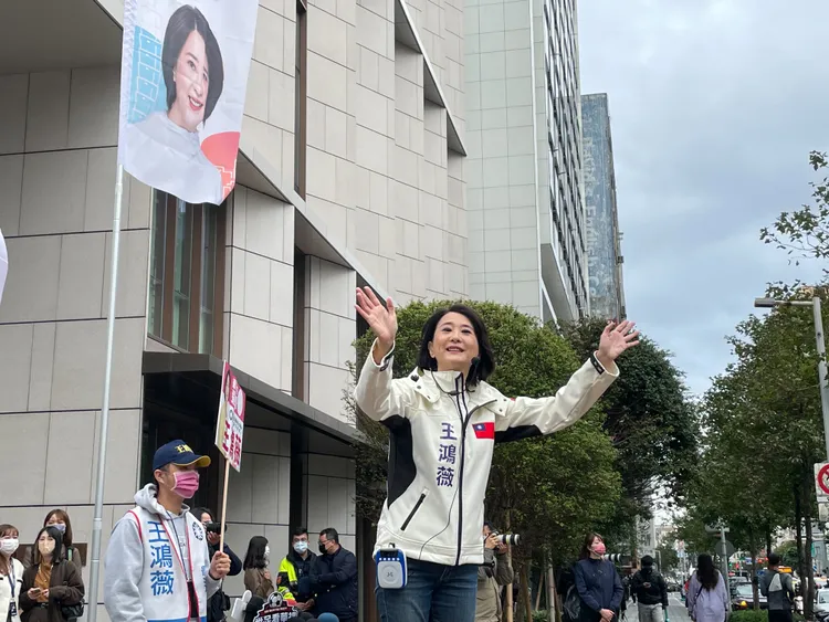 王鴻薇於松江南京路口拜票。劉彥宜攝