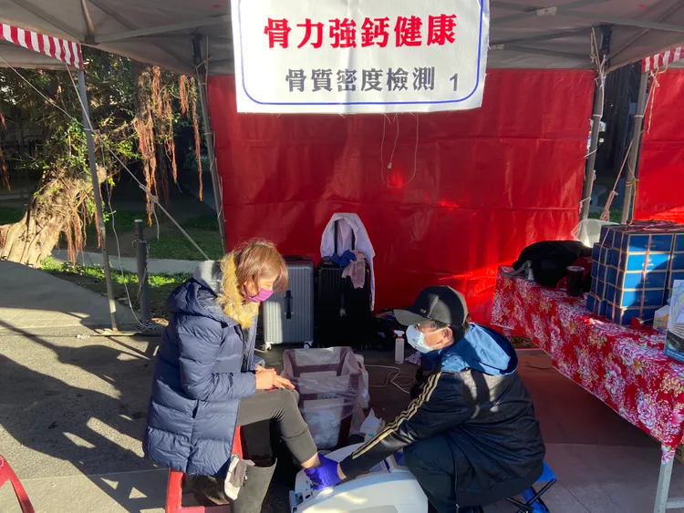 新竹臺大分院與信義公益基金會，今天（18日）在竹東客家戲曲公園舉辦「恁的演唱會－竹東場暨全民健康宣導公益活動」。新竹臺大分院提供