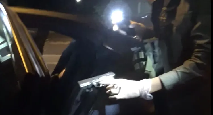 警方在黃男車輛起出空氣手槍等物。警方提供