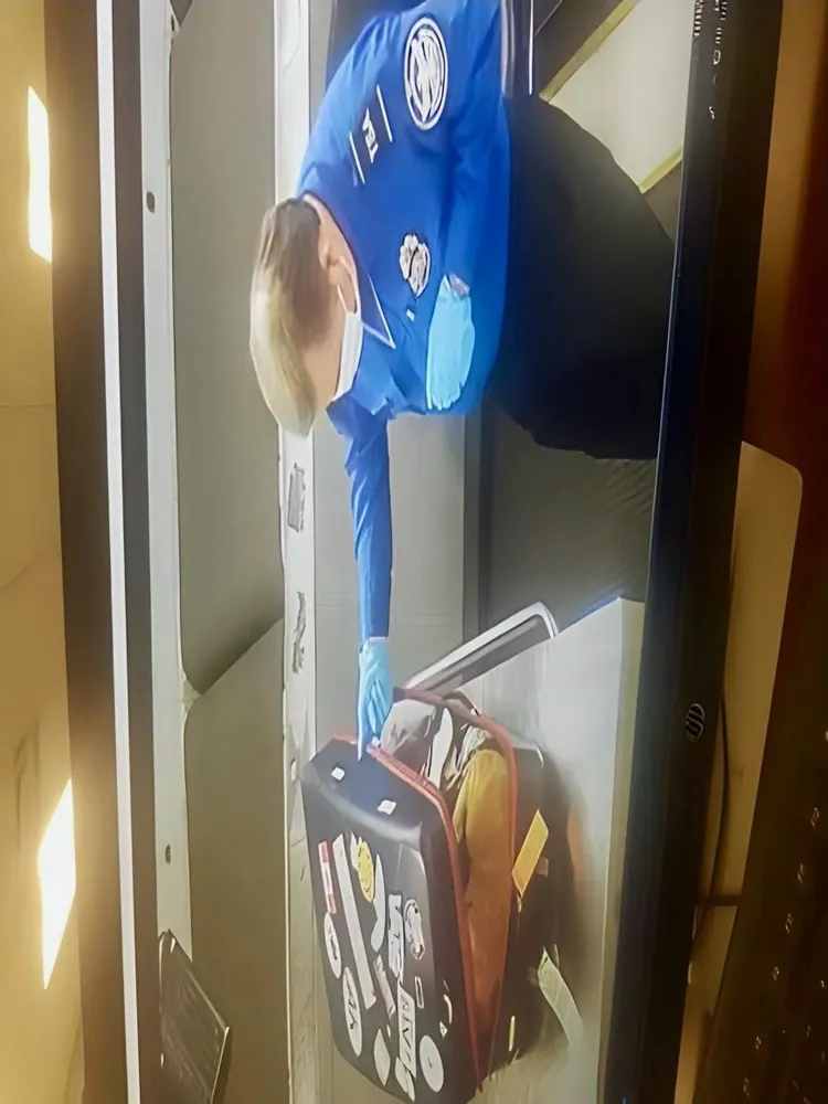 官員打開行李箱時，貓咪仍在箱內沒有逃跑。翻攝運輸安全管理局推特