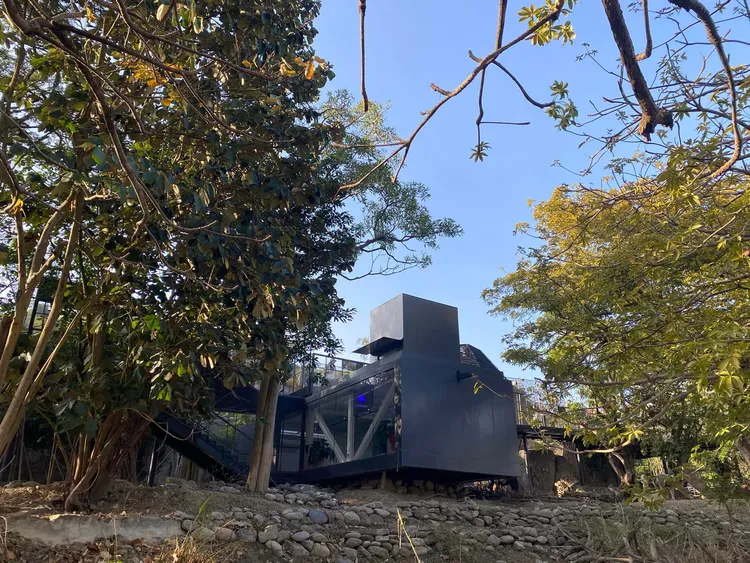 網友認為更新園區應該將錢花在動物上，而非「人」會經過的區域。翻攝自爆廢公社