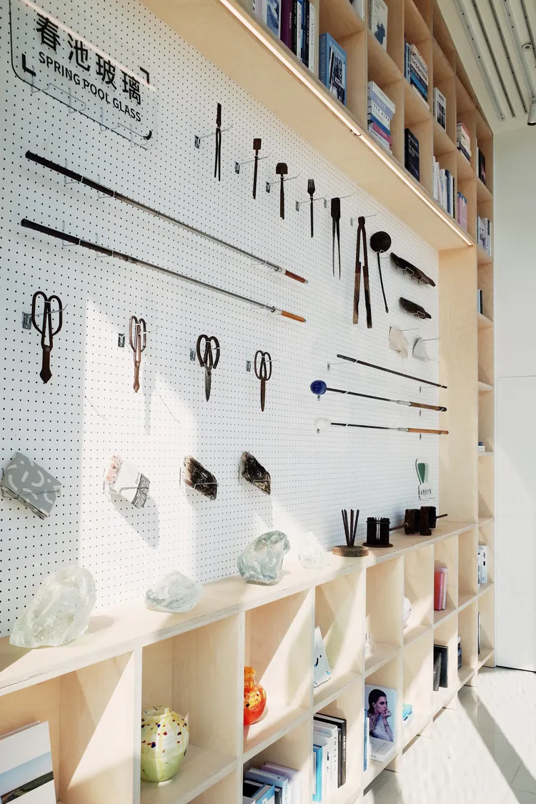 一樓櫥窗展示職人燒製玻璃玻璃的工藝道具。大魯閣新竹湳雅店提供