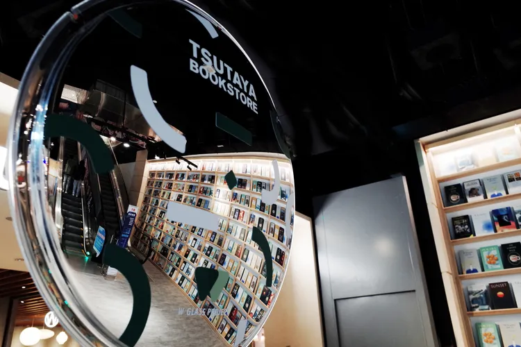 專屬反鏡鏡透過鏡像結合「人與書」，顯現創意巧思與心意。大魯閣新竹湳雅店提供