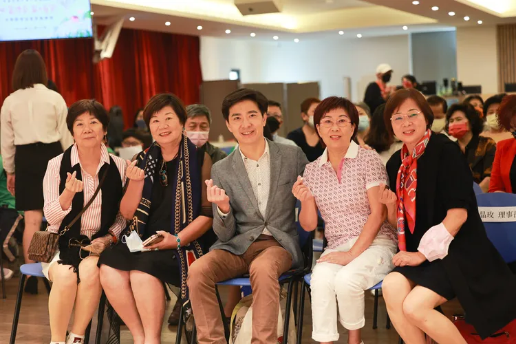 林金花義賣陶瓷作品為兒助兒，幫助弱勢家庭兒童，也為愛子林志穎健康集器。沐風關懷協會提供