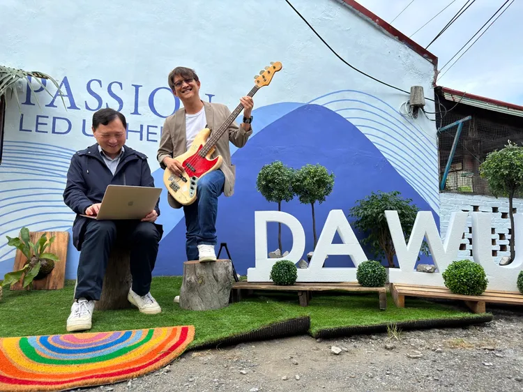 大武鄉長黃建賓（右）。台東縣府提供