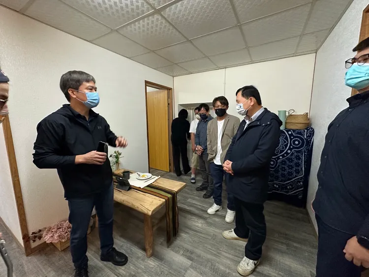 台東副縣長王志輝（右二）視察提供國際數位工作者的房舍。台東縣府提供