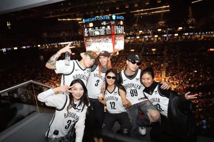 ØZI好友Karencici、9m88一起欣賞NBA球賽。新樂園提供