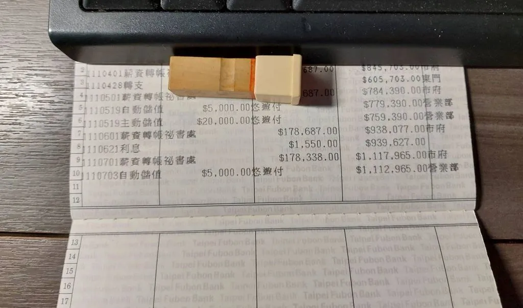 陳佩琪曾在臉書貼出百萬存摺,霸氣喊話「有需要隨時拿走」。翻攝陳佩琪臉書