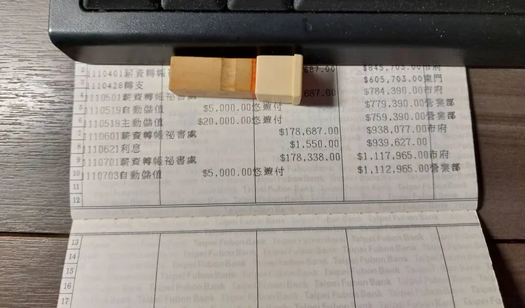 陳佩琪曾在臉書貼出百萬存摺，霸氣喊話「有需要隨時拿走」。翻攝陳佩琪臉書