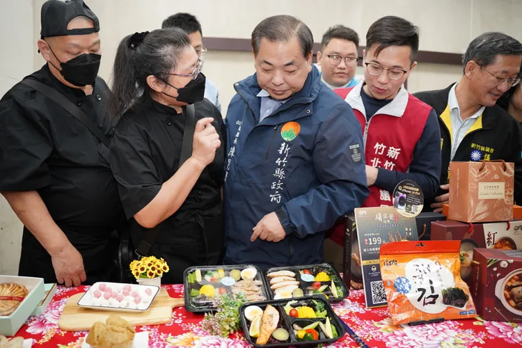 新竹縣副縣長陳見賢，聽取店家準備的健康優良產品。縣府提供