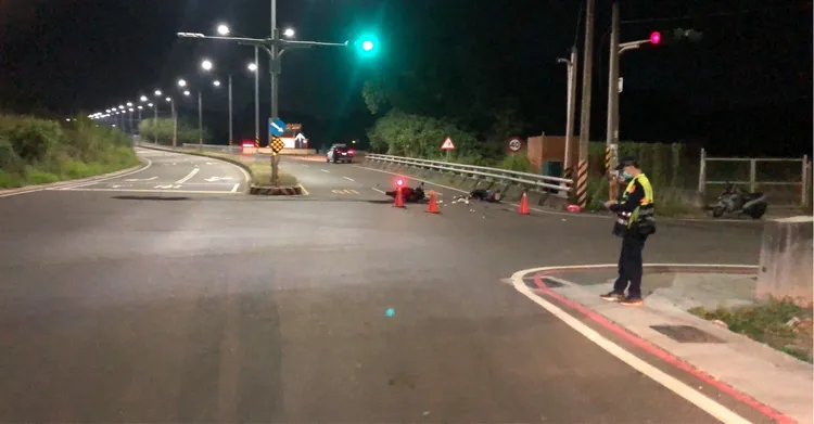 警方派人在車禍現場進行測繪並疏導交通。讀者提供