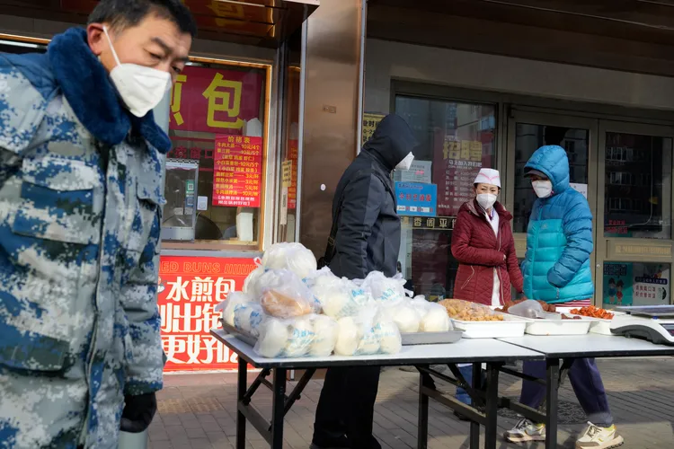 北京小吃店家15日在街邊擺攤讓民眾方便採買。中國防疫大鬆綁已將近1個星期，北京街道上並未出現大批人潮自在移動。美聯社