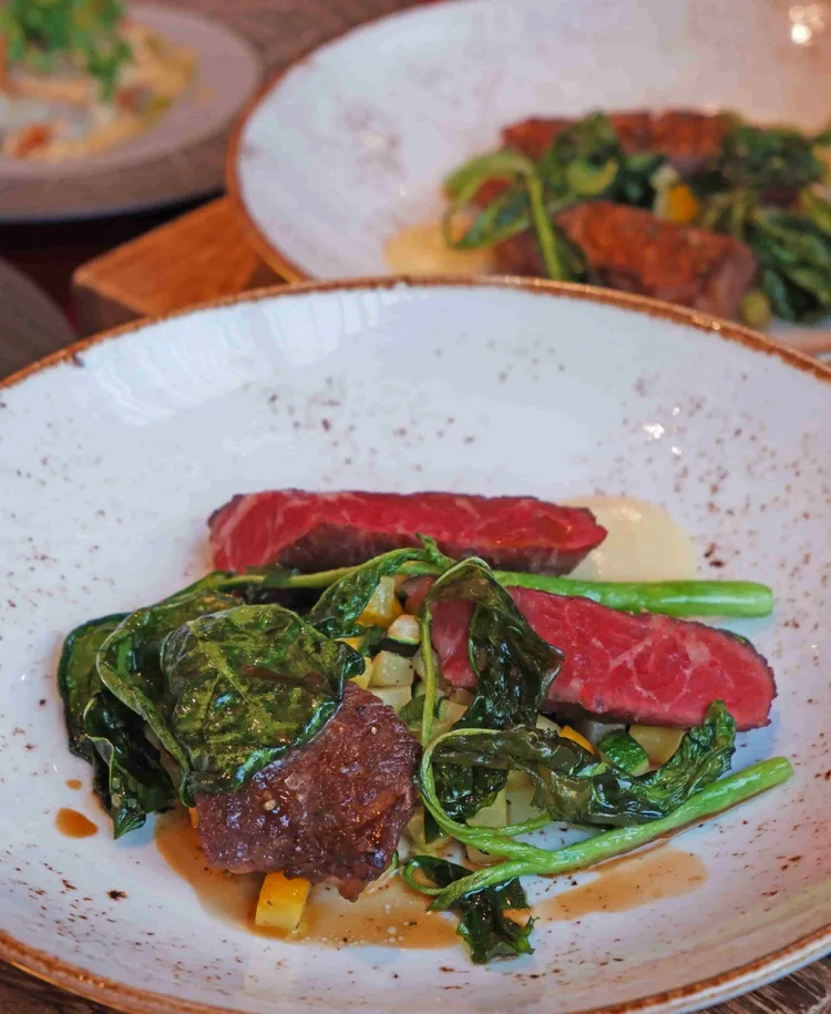 主菜選擇之一的「煎烤特製板腱牛排」透過高溫煎烙，外層酥嫩、內層多汁柔嫩。業者提供