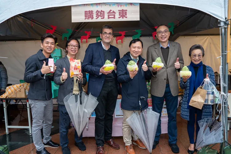 臺東縣王志輝副縣長向外國好友分享臺東農產品。新北市府提供