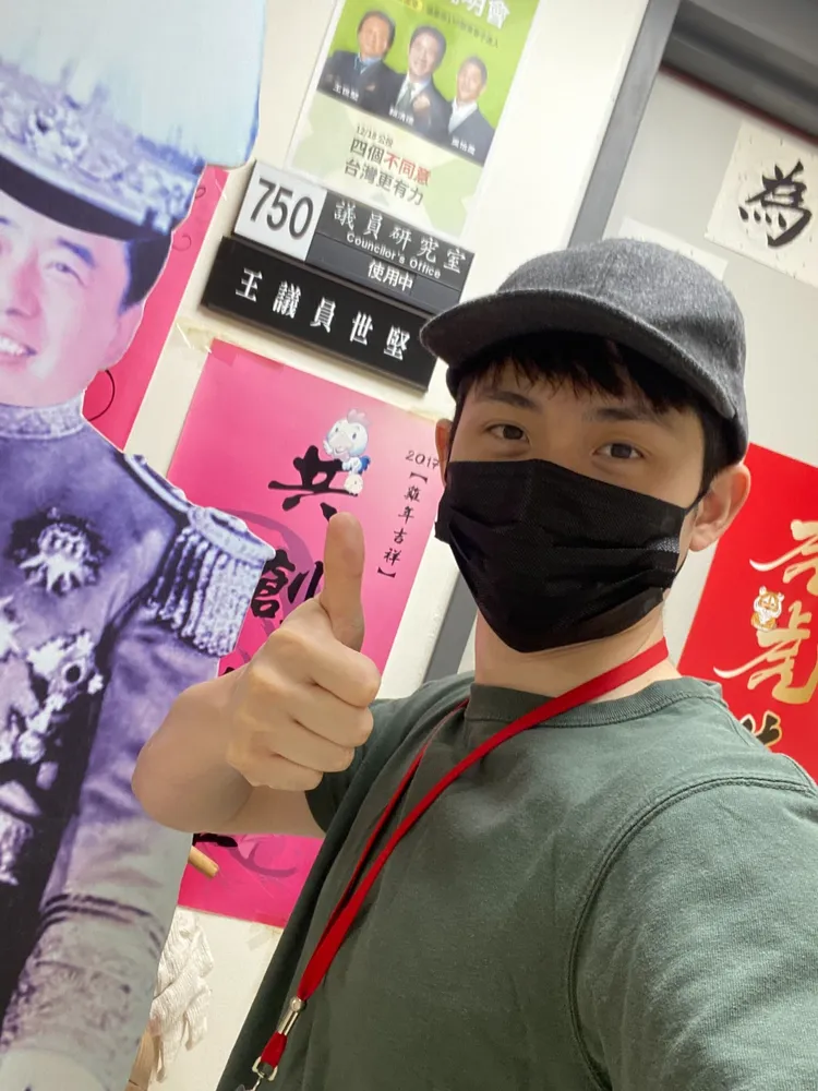 博恩前往王世堅辦公室商談後續合作事宜，郝龍斌立牌引發關注。facebook/Stand up, Brian！ 博恩站起來！