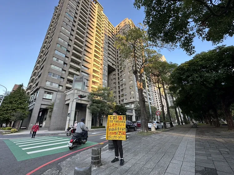 新年房市怎麼走，多數業者認為「量縮價微跌」。王鈞生攝