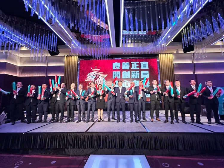 太平洋房屋董事長盧阿水頒獎給全台近千位業績表現優秀的仲介人員。太平洋房屋提供