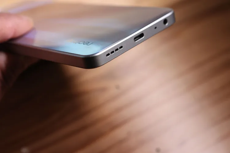 提供33W SUPERVOOC 超級閃充。翁玉信攝