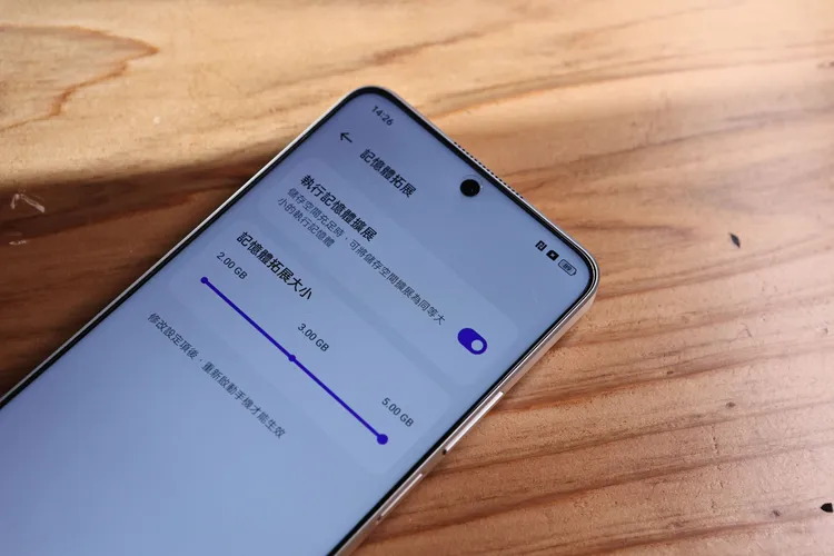 記憶體可擴充一倍。翁玉信攝