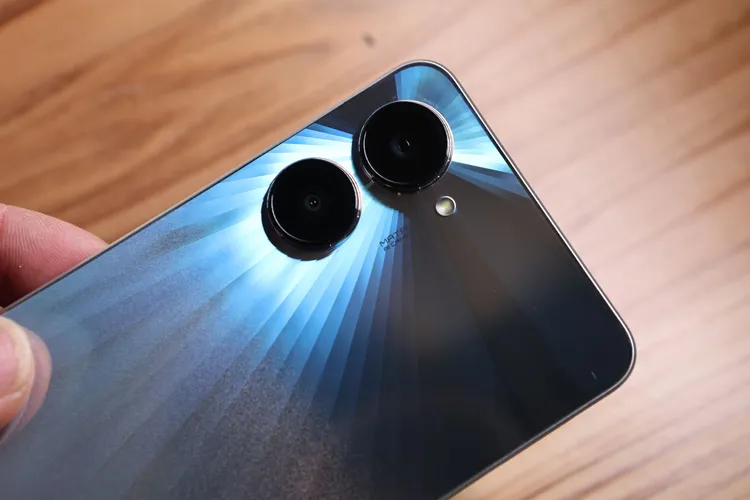 主鏡頭只有兩顆。翁玉信攝