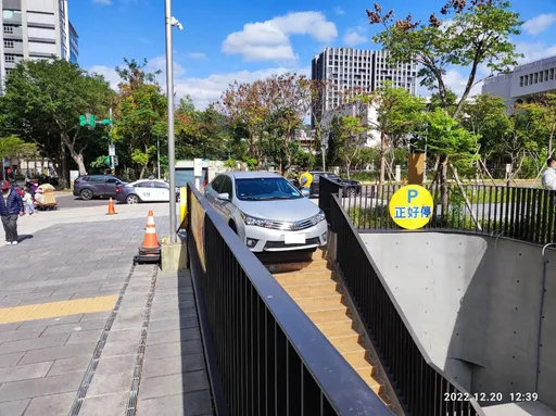 視野落差他以為是「停車場入口」 油門一催GG了!連樓梯都嚇歪了