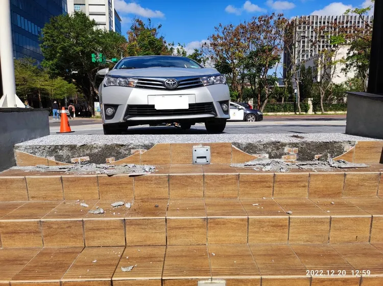 階梯磁磚損壞，還有一個「害怕」的表情。翻攝臉書/重機車友 ❘ 各區路況天氣、資訊分享中心