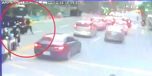 新北男心情差騎車散心　不爽被剪車！竟暴怒攔車猛揍騎士