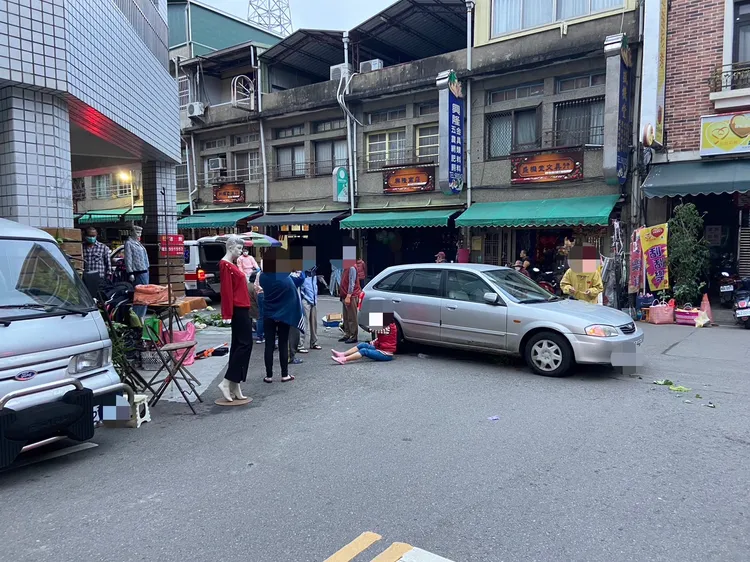 轎車撞飛3名賣菜老嫗，傷患無法起身倒地等待救護車。民眾提供
