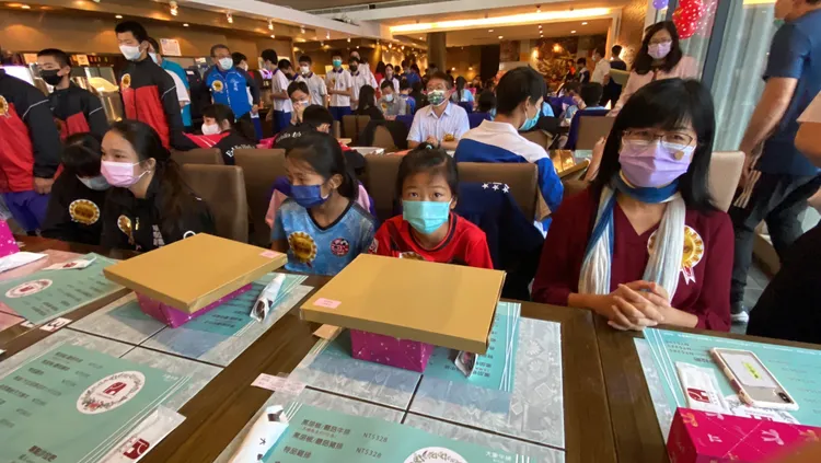 獲獎學生感謝縣長媽媽關心體育人。孫英哲攝