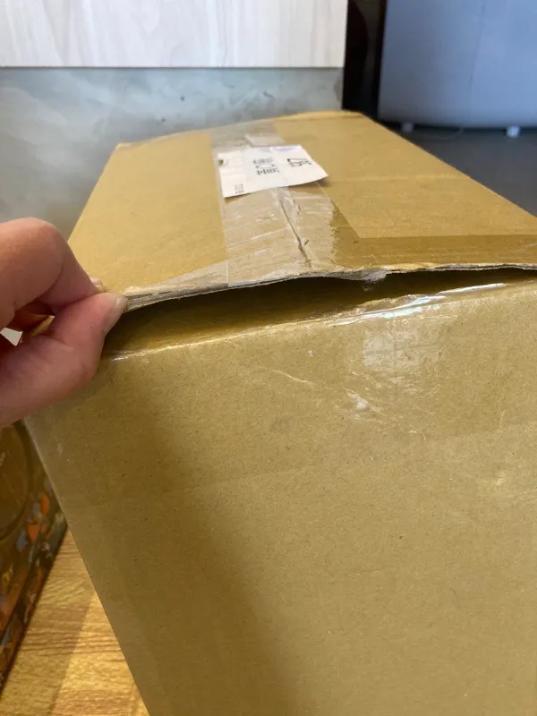 包裝盒遭拆開。翻攝畫面