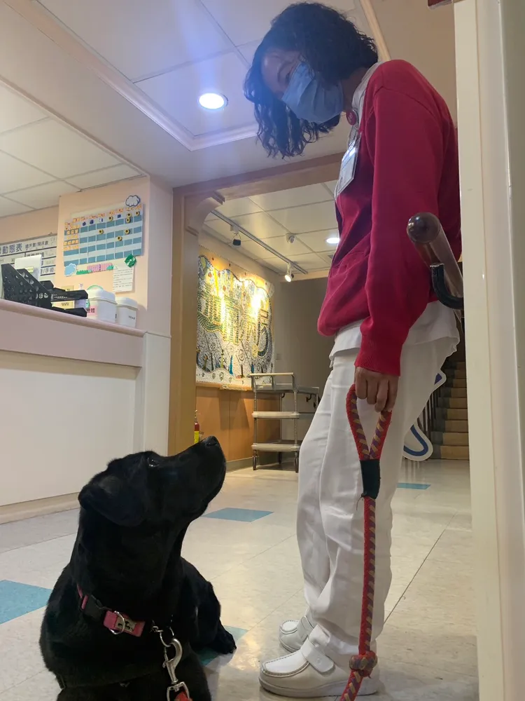 歐爸在巡房前與護理長交班。門諾醫院提供