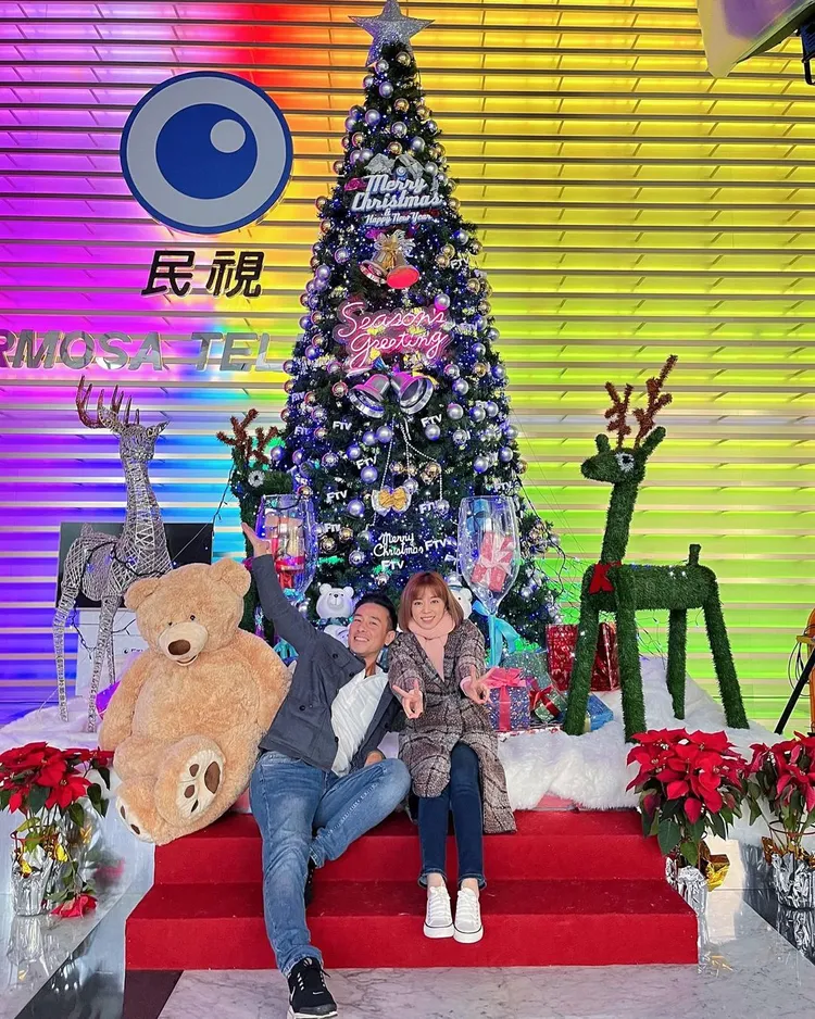 王瞳（右）和傅子純在民視聖誕樹前合影。翻攝王瞳IG