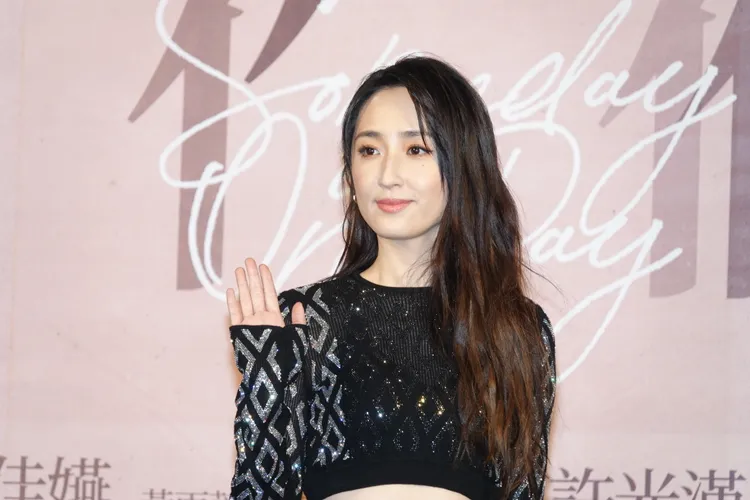 柯佳嬿一身閃亮套裝華麗現身。陳德興攝