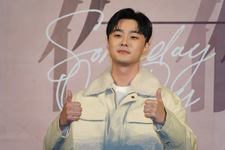 施柏宇今一身白帥氣登場。陳德興攝