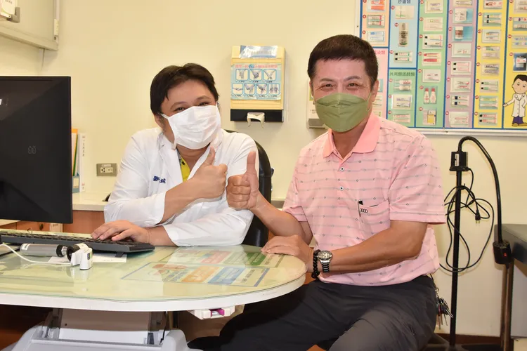 彰基皮膚科醫師許修誠醫師（左）與賴欽聰（右）。院方提供