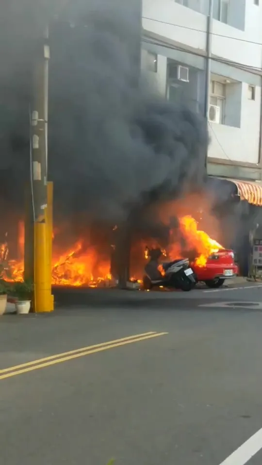 和美鎮忠信路住宅火警現場火勢驚人。民眾提供