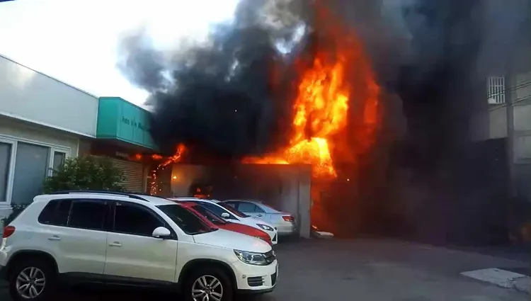 大村鄉火警現場旁停放多輛汽車。民眾提供