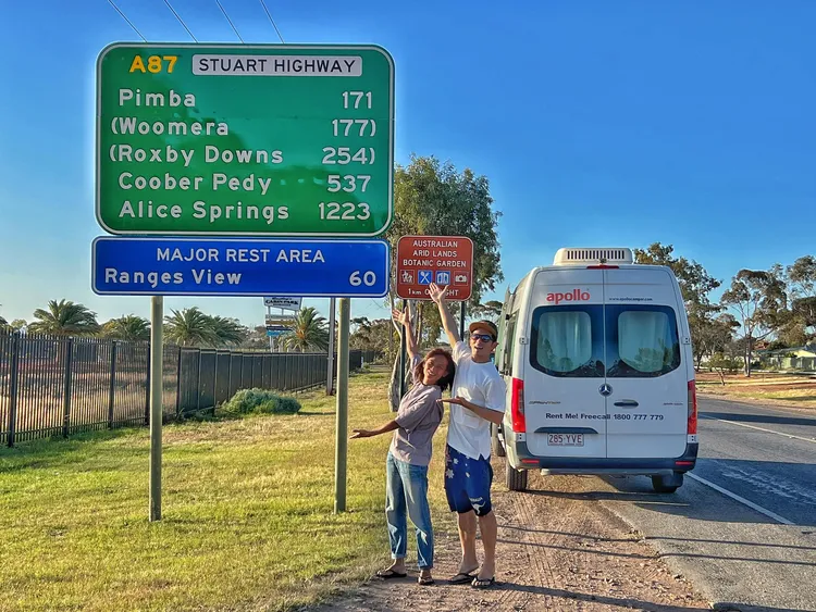 宥勝（左）和老婆慈惠展開澳洲19天之旅。翻攝宥勝之旅臉書